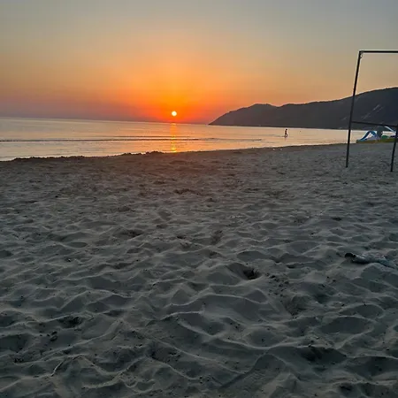 Quiet Comfort In Lalzit Bay Lejlighed